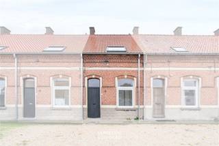 <p><span>Locatie<br /></span><span>Welkom in Sint-Laureins, een idyllisch stukje België, gelegen aan het Leopoldkanaal en grenzend aan Nederland, met een unieke charme.<br /></span><span><br />Volledig vernieuwde woning met 2 slaapkamers en zonnige tuin<br /><br /></span><span>Deze charmante, volledig gerenoveerde rijwoning in het hart van Sint-Laureins verrast meteen door haar kwalitatieve afwerking. <br />Ondanks de compacte ruimtes geniet je hier van een zeer aangenaam wooncomfort.<br />Bij binnenkomst kom je via de inkomhal in de leefruimte met open keuken en woonkamer waar je geniet van een uitzicht op de tuin.<br />Verder is er een gezellige badkamer met inloopdouche en wastafel. <br />Op het gelijkvloers vind je bovendien een handige berging en wasplaats.<br />Op de verdieping bevinden zich 2 comfortabele slaapkamers. <br />Achteraan is er een heerlijk zonnige tuin met terras en open uitzicht op het groen. <br /><br /></span><span>Troeven<br /></span><span>/ volledig vernieuwd<br />/ unieke ligging<br />/ E-peil: 45<br /><br /></span><span>A piece of history<br /></span><span>Tijdens de Grote Oorlog fungeerde Moershoofde als een neutraal gebied, waar belastingen, politie en opeisingen geen plaats vonden.<br />Een oase van vrede te midden van tumultueuze tijden.<br />Hier, op deze historische grond, worden enkele arbeidershuisjes uit 1935 te koop aangeboden.<br />Elk doordrenkt van de verhalen van het verleden.<br />Deze charmante woningen zijn gebouwd op de plek waar ooit een vellenfabriek stond, waardoor ze niet alleen een thuis zijn, maar ook bewakers van een vervlogen tijdperk.<br /><br /><br /></span></p>