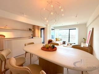 Op een toplocatie, op wandelafstand van zee, strand en de bruisende winkelstraten, vindt u Residentie Hoxton: een exclusief renovatieproject met slechts 6 hoogwaardig afgewerkte appartementen waar luxe, design en energiezuinig wonen perfect samenkomen. Het stijlvolle interieur werd ontworpen door A1AR Architecten in samenwerking met Design Oostende, waarbij elk detail zorgvuldig werd uitgewerkt met oog voor kwaliteit, comfort en tijdloze elegantie.<br /><br />Elk appartement beschikt over:
<ul>
	<li>Ruime en lichtrijke woonkamer met open keuken (op de eerste en tweede verdieping zonder kookeiland).</li>
	<li>2 volwaardige slaapkamers.</li>
	<li>2 stijlvolle badkamers.</li>
	<li>Balkon aan de voor- én achterzijde.</li>
	<li>Praktische privatieve kelderberging (verplicht mee aan te kopen)</li>
</ul>
Hoogwaardige afwerking &amp; energiezuinig comfort; Residentie Hoxton werd uitgerust met de nieuwste technieken voor een aangenaam binnenklimaat, het hele jaar door:

<ul>
	<li>Warmtepomp met vloerverwarming én vloerkoeling.</li>
	<li>Aluminium ramen met hoogrendement vierseizoensglas.</li>
	<li>Ventilatiesysteem type C.</li>
	<li>Elegante parketvloeren.</li>
	<li>Exclusieve Stone Art-wandafwerking in de badkamers.</li>
	<li>Hoogwaardig maatwerk in glas en hout doorheen het appartement.</li>
</ul>
Residentie Hoxton biedt een unieke combinatie van hedendaagse architectuur, luxueuze afwerking en een uitstekende ligging aan de Belgische kust. Ideaal als vaste woonplaats, tweede verblijf of waardevaste investering.<br /><br /><br />Prijzen : <br /><br />Verdiep 1:  € 415.000 (+ kelder € 3.000)<br />Verdiep 2:  € 420.000 (+ kelder € 3.000)<br />Verdiep 3:  € 435.000 (+ kelder € 3.000)<br />Verdiep 4:  € 440.000 (+ kelder € 3.000)<br />Verdiep 5:  € 450.000 (+ kelder € 3.000 + afwerking € 26.172)<br />Verdiep 6:  € 459.000 (+ kelder € 3.000)<br /><br />Ontdek het comfort en de klasse van Residentie Hoxton en plan vandaag nog uw bezoek in het modelappartement op verdieping 5; bel Nikolaas op 0496 68 84 67 of mail op www.ensor.immo