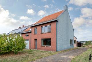 <h3><strong>HOB met prachtig vergezicht op groen – te renoveren woning met 3 SLK's en garage te Rotselaar.</strong></h3>
<p>RICHTPRIJS: 310.000€ <br />In een rustige, groene omgeving te <strong>Rotselaar</strong> vinden we deze <strong>halfopen bebouwing</strong> met <strong>drie slaapkamers</strong>, een <strong>ruime garage</strong> en een <strong>onafgewerkte zolder</strong>. De woning biedt een uitstekende basis voor wie op zoek is naar een renovatieproject met potentieel en houdt van wonen met zicht op natuur.</p>
<h4><strong>Indeling</strong></h4>
<ul>
<li>
<p><strong>Gelijkvloers:</strong><br />De inkomhal met gastentoilet geeft toegang tot de<strong> leefruimte</strong> met aansluitend de <strong>keuken</strong>, die uitgeeft op een handige <strong>wasplaats</strong>. <br />Verder is er een <strong>badkamer</strong> en een <strong>ruime garage/berging</strong> met extra plaats voor fietsen of gereedschap. Achteraan is een aparte ruimte voorzien voor de <strong>mazoutinstallatie</strong>.</p>
</li>
<li>
<p><strong>Verdieping:</strong><br />Op de eerste verdieping bevinden zich <strong>drie slaapkamers</strong> en een <strong>bureau</strong>, ideaal als thuiswerkruimte. Er is bovendien een tweede <strong>badkamer</strong> en een apart <strong>toilet</strong>.</p>
</li>
<li>
<p><strong>Zolder:</strong><br />De <strong>onafgewerkte zolder</strong> biedt bijkomende uitbreidingsmogelijkheden, bijvoorbeeld voor een extra slaapkamer, hobbyruimte of berging.</p>
</li>
</ul>
<h4><strong>Troeven:</strong></h4>
<ul>
<li>
<p>Prachtig <strong>verzicht op groen</strong></p>
</li>
<li>
<p><strong>Ruime bewoonbare oppervlakte</strong> met uitbreidingspotentieel</p>
</li>
<li>
<p><strong>Garage</strong> en praktische indeling</p>
</li>
<li>
<p><strong>Halfopen bebouwing</strong> met veel lichtinval</p>
</li>
<li>
<p><strong>Renovatieproject</strong> met tal van mogelijkheden</p>
</li>
</ul>
<h4><strong>Kortom:</strong></h4>
<p>Deze woning is ideaal voor wie graag zelf de handen uit de mouwen steekt en op zoek is naar een huis met karakter, ruimte én een groene omgeving. Na renovatie wordt dit een prachtige gezinswoning op een toplocatie in Rotselaar.</p>