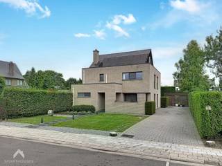 <p>Energiezuinige gezinswoning met een bewoonbare oppervlakte van 238m2, rustig gelegen in een doodlopende straat vlakbij De Maten en Bokrijk. Winkels, scholen, openbaar vervoer en een vlotte verbinding naar het centrum of autosnelwegen bevinden zich binnen handbereik. De woning omvat een ruime inkomhal met gastentoilet, een royale was- en bergruimte uitgerust met inmaakkasten en handige douchekamer. Het hart van de woning is de open leefruimte met een eet- en zithoek. De grote raampartijen zorgen hier voor veel natuurlijke lichtinval.Via de leefruimte bereikt u de gezellige tuin met een groot terras en een bijgebouw ingericht als tuinberging. De open keuken beschikt over een ontbijthoek en sluit aan op het zonneterras aan de voorzijde van de woning.</p>
<p>Op de verdieping bevinden zich 3 zeer ruime slaapkamers waarvan één met dressing, een apart toilet en een badkamer. Via de vaste trap in de nachthal bereikt u de vierde slaapkamer en de bergzolder. Alle slaapkamers zijn voorzien van parketvloeren. De ruime oprit biedt comfortabel plaats aan meerdere auto's.</p>
<p>Extra troeven:</p>
<ul>
<li>Instapklaar</li>
<li>Uitstekende ligging</li>
<li>Energiezuinig (EPC-B)</li>
<li>Voorzien van 14 zonnepanelen</li>
<li>Conforme elektrische keuring</li>
<li>Airco’s (nachthal en zolderkamer)</li>
<li>Laadstation voor elektrische wagen</li>
<li>Rolluiken</li>
<li>Regenwaterput van 8.000 liter</li>
<li>Kruipkelder</li>
<li>Recent bijgebouw</li>
</ul>
<p>Deze woning is te koop ZONDER makelaar via het concept van Smart Houses! Wenst u verdere inlichtingen of een bezoek? Contacteer rechtstreeks de eigenaar via +32479405636</p>