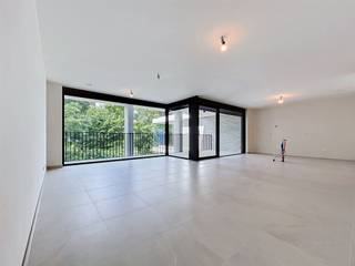 <h1><span>Nieuwbouwappartement in de residentie 'Kasteelvijver' te Langemark.</span></h1><h1><span> </span></h1><h1><span>Dit appartement bevindt zich op de </span><span>eerste verdieping</span><span> en heeft een </span><span>bewoonbaar oppervlakte</span><span> van </span><span>120m²</span><span> en een </span><span>terras</span><span> van </span><span>15m².</span></h1><h1><span> </span></h1><h1><span>Indeling</span><span>: </span></h1><h1><span>inkomhal/nachthal </span><span>met </span><span>apart toilet</span><span>, </span><span>open keuken</span><span> (nog vrij te kiezen bij keukenbouwer bepaald door bouwheer met vaste handelswaarde), </span><span>leefruimte</span><span> met directe toegangt tot het </span><span>terras.</span></h1><h1><span>Verder zijn er nog </span><span>twee</span><span> volwaardige </span><span>slaapkamers, </span><span>een </span><span>badkamer </span><span>met inloopdouche en dubbele lavabo en </span><span>berging/wasplaats</span><span>.</span></h1><h1><span> </span></h1><h1><span>Er is tevens een </span><span>kelderberging</span><span> bij te kopen, alsook mogelijkheid tot aankopen van </span><span>ondergrondse staanplaats.</span></h1><h1><span> </span></h1><h1><span>De </span><span>warmwaterproductie</span><span> en de </span><span>vloerverwarming</span><span> zal opgewekt worden door een bodem/water </span><span>warmtepomp met ingebouwde boiler.</span><span> De warmte wordt uit de grond gehaald via </span><span>geothermie.</span></h1><h1><span>Doorheen het appartement is er </span><span>ventilatiesysteem D </span><span>(mechanische toevoer en afvoer) voorzien.</span></h1><h1><span>Het appartement beschikt tevens over</span><span> zonnepanelen</span><span> (760Wp) wat het bovendien uiterst zuinig maakt!</span></h1><p><span> </span></p>