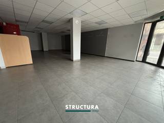 COMMERCIEEL KANTOORRUIMTE IN AALSTDeze moderne kantoorruimte van 120m² is gevestigd in het hart van Aalst, op een uitstekende locatie in het stadscentrum. Het pand bevindt zich op de begane grond van een gebouw met een opvallende gevel in baksteen en donkere accenten.LIGGING EN BEREIKBAARHEIDHet kantoor geniet van een prima positie aan een drukke winkelstraat in Aalst, wat uitermate geschikt is voor bedrijven die zichtbaarheid en voetgangersdoorstroming nastreven. De locatie biedt directe toegang vanuit de straat en beschikt over grote raampartijen die zorgen voor maximale etalagepresentatie en natuurlijk licht.RUIMTE EN LAY-OUTDe kantoorruimte biedt een open en flexible indeling met een totale oppervlakte van 120m². Het interieur beschikt over enkele voorgemaakte ruimtes, waaronder faciliteiten met toilet en wastafel. De ruime vloeroppervlakte met tegelvloer en afgewerkt plafond biedt volledige vrijheid voor verschillende inrichtingen afhankelijk van uw bedrijfsbehoeften.VOORZIENINGENHet pand is voorzien van praktische sanaire voorzieningen ter plaatse. De moderne afwerking met vast inrichting toont dat dit een professioneel ingericht kantoorruimte betreft, klaar voor onmiddellijke bedrijfsvoering of verdere aanpassingen naar wens.Dit kantoor is perfect geschikt voor diverse commerciële activiteiten, detailhandelszaken, kantoren of servicebedrijven die baat hebben bij een prominente locatie in het stadscentrum van Aalst.