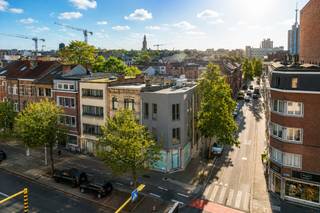 <p>Bent u op zoek naar een aantrekkelijke investeringsmogelijkheid in het bruisende Leuven? Ontdek dit moderne hostel, dat in 2017 volledig is gerenoveerd, en ideaal is gelegen op slechts 400 meter van het Leuvense treinstation. Met 9 volledig uitgeruste studio's, elk voorzien van een eigen badkamer, en 2 gemeenschappelijke keukens, biedt dit hotel een uitstekende kans voor investeerders die op zoek zijn naar een aantrekkelijk rendement op hun investering. Dit hotel biedt niet alleen de mogelijkheid om direct rendement te behalen, maar ook om te profiteren van de groeiende toeristische sector in Leuven. Elk jaar trekt de stad duizenden bezoekers aan, en de vraag naar comfortabele accommodaties blijft groeien. Dankzij geautomatiseerde incheck-, sleutelafgifte- en uitcheckprocessen kunt u de personeelskosten laag houden en de winstgevendheid maximaliseren. Wacht niet langer en neem vandaag nog contact met ons op om deze unieke investeringsmogelijkheid te bespreken. Dit is uw kans om te profiteren van een hotel dat ideaal is gepositioneerd voor succes in Leuven. Voor meer informatie of om een bezichtiging te regelen, kunt u contact opnemen met We Invest Leuven via 016/60.60.31 of leuven@weinvest.be.</p>