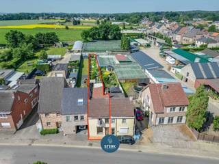 OP TE KNAPPEN GEZINSWONING OP EEN GUNSTIGE LOCATIE NABIJ CENTRUM LANAKEN !We vinden deze gesloten woning met een bewoonbare oppervlakte van 166 m²...
