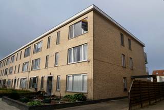 Prachtig gerenoveerd appartement met terras en garagebox.
Op de bovenste verdieping van een kleinschalig gebouw bevindt zich dit schitterend gerenoveerde appartement, gekenmerkt door een overvloed aan lichtinval en een hoogwaardig afwerkingsniveau.
De leefruimte baadt in het licht dankzij de grote raampartijen en sluit naadloos aan op de moderne, volledig uitgeruste keuken. De badkamer is een echte blikvanger, voorzien van een ruime inloopdouche en een stijlvolle dubbele wastafel.
Het appartement beschikt over twee ruime slaapkamers en een breed terras aan de achterzijde, ideaal om in alle rust te genieten.
Daarnaast is er een garagebox beschikbaar voor 50 EUR/maand.
De gemeenschappelijke kosten bedragen 100 EUR/maand, inclusief verwarmingskost.
Dit appartement combineert comfort, stijl en een uitstekende rustige ligging maar toch dicht bij scholen, openbaar vervoer en winkels.