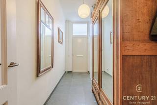 <p><span>Deze charmante woning, gelegen op een perceel van 364m² in Arendonk, combineert karakter met een tal van renovaties en hedendaags comfort. De woning werd doorheen de jaren zorgvuldig gerenoveerd. In 1998 werden onder andere de achterbouw, badkamer, elektriciteit en leefruimte vernieuwd, gevolgd door bijkomende werken in 2015 waarbij de zolder en muren onder handen werden genomen. Recent werd in 2024 nog een nieuwe verwarmingsketel geplaatst en werden zonnepanelen geïnstalleerd, wat bijdraagt aan de energiezuinigheid van de woning. </span></p>
<p><span>Bij het betreden van de woning komt u terecht in een lange inkomhal die u leidt naar de eetruimte. Aansluitend bevindt zich een ruime en lichtrijke leefruimte. De verzorgde keuken met bijkeuken biedt voldoende opbergruimte en praktisch comfort. Verder beschikt het gelijkvloers over een wasruimte en een geluidsdicht afgewerkt toilet. </span></p>
<p><span>Op de tussenverdieping vindt u een moderne badkamer uitgerust met douche, bad, dubbele wastafel en toilet, voorzien van vloerverwarming voor extra wooncomfort.</span></p>
<p><span>De eerste verdieping beschikt over twee ruime slaapkamers en een dressing. Op de tweede verdieping bevinden zich nog drie extra kamers, ideaal als kinderkamer, bureau of hobbyruimte. Daarnaast is er op deze verdieping een tweede badkamer met douche en wastafel. Tot slot beschikt de woning over een zolder die extra bergruimte biedt. </span></p>
<p><span>Buiten geniet u van een aangename terras met een garage die rechtstreeks toegang geeft tot de fraai aangelegde tuin met zwemvijver en ruimte voor een loungeset . Bovendien is er een multifunctioneel tuinhuis dat ingericht is als miniwoonst met leefruimte, douche, wastafel en toilet. Via een aparte toegang beschikt dit bijgebouw ook over een ruime werkruimte, ideaal voor hobby’s. </span></p>
<p><span>Kortom, een veelzijdige en instapklare woning met veel ruimte en mogelijkheden, ideaal voor grote gezinnen. </span></p>
<p><span>Uw eigendom verkopen? Ontdek wat uw woning waard is met de gratis en vrijblijvende schatting door CENTURY 21 Echo Vastgoed.</span></p>
<p><span>Contacteer ons via </span>📞<span> +32 (0) 14 48 12 21.</span></p>