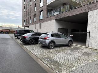 Gelijkvloerse parkeerplaats, ideaal voor wie zijn wagen wil parkeren te residentie Hemixveer aan de Schelde. Perfect geschikt voor privégebruik...