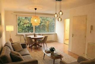 Appartement op de eerste verdieping rechts, met ingerichte keuken, badkamer met ligbad en recent badmeubel - 2 slaapkamers (13 m² en 9,5 m²)...