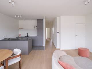 Appartements exclusifs de 2 chambres à vendre au cœur de Deinze<br />Vous recherchez un appartement spacieux et de qualité, idéalement situé à Deinze ?<br />Alors ceci est fait pour vous !<br />Pour plus d’informations ou pour une visite : elisa@ocvastgoed.be ou +32 468 45 65 26<br />Découvrez ce magnifique immeuble récemment rénové, situé au centre de Deinze, avec tous les commerces et commodités accessibles à pied.<br />En 2025, l’ensemble du bâtiment a été entièrement rénové et transformé en 6 appartements élégants, chacun achevé avec des matériaux haut de gamme et une grande attention aux détails.<br />Les appartements varient entre 97 m² et 114 m² et offrent un confort de vie optimal :<br />2 chambres spacieuses<br />Salle de bain luxueuse avec double lavabo, baignoire indépendante et douche à l’italienne<br />Cuisine moderne avec îlot central, entièrement équipée avec tous les appareils nécessaires<br />Agréable combinaison de parquet et carrelage<br />Deux espaces de rangement pratiques dans l’appartement<br />Terrasse ensoleillée à l’arrière<br />L’immeuble dispose également d’un ascenseur, rendant les appartements particulièrement accessibles et confortables.<br />Que vous soyez à la recherche d’un investissement immobilier de qualité, ou que vous souhaitiez profiter vous-même d’un cadre de vie lumineux, spacieux et central, ce projet combine le meilleur des deux mondes.<br />Rénovation de haute qualité – finitions soignées – vivre au centre de Deinze !<br />Surface brute au sol (mesurée selon EPC) : 97 m² et 114 m²<br />Prix entre 375.000 € et 420.000 €<br />Informations urbanistiques : permis de bâtir, pas de permis de lotissement, zone d’habitat, pas de droit de préemption, aucune mesure judiciaire ou administrative imposée.<br />Pas en zone à risque d’inondation. P-score = A, G-score = A, aucune obligation de rénovation.<br />Électricité conforme.<br />PEB :<br />Lot 1 : 135 kWh (B)<br />Lot 2 : 92 kWh (A)<br />Lot 3 : 95 kWh (A)<br />Lot 4 : 97 kWh (A)<br />Lot 5 : 193 kWh (B)<br />Lot 6 : 263 kWh (C)