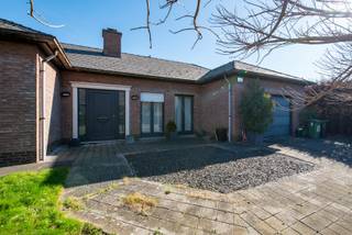 Deze rustig gelegen villa naast de Schelde biedt de perfecte balans tussen ontspanning en bereikbaarheid, dankzij de nabijheid van het centrum en de belangrijkste invalswegen.<br />De lichtrijke woonkamer baadt in natuurlijk daglicht, waardoor u ook binnenshuis volop van het mooie weer kan genieten. De woning beschikt over een inkomhal met apart toilet en vestiaire, een ruime living met tegelvloer en gezellige gashaard, en een volledig ingerichte keuken voorzien van alle toestellen. Verder telt de villa drie slaapkamers en een badkamer met ligbad, douchecabine en dubbel lavabomeubel, ideaal om tot rust te komen na een drukke werkdag.<br />Buiten nodigt de tuin met overdekt terras uit tot gezellige zomeravonden met barbecue. Nadien kan u volledig ontspannen in de jacuzzi en sauna. De woning beschikt bovendien over een garage en een oprit met plaats voor twee wagens.<br />Dankzij de centrale verwarming op gas, dubbele beglazing en rolluiken is het hier het hele jaar door aangenaam wonen. De woning behaalt een EPC-score van 207 kWh/m².<br />- EPC-score 207 kWh/m²<br />- P&amp;G score A<br />- stedenbouwkundige inlichtingen in aanvraag