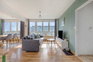 immo DAVID stelt voor: instapklaar appartement met prachtig uitzicht<br /><br />Ontdek dit schitterende, perfect onderhouden appartement van 60 m², gelegen op de 10e verdieping. Dankzij de grote raampartijen geniet u van een uitzonderlijke lichtinval, optimaal wooncomfort en een adembenemend, onbelemmerd uitzicht over de omgeving.<br /><br />De ruime leefruimte van 39 m² sluit aan op een aparte, gesloten keuken van 7 m². Zowel vanuit de woonkamer als vanaf het terras geniet u van een panoramisch uitzicht.<br /><br />De slaapkamer van 12 m² biedt alle rust en comfort. De badkamer is uitgerust met een ligbad en een enkele lavabo in een eigentijdse afwerking.<br /><br />Het zonnige terras van 8 m² vormt de ideale plek om te ontspannen en volop te genieten van het uitzicht.<br /><br />Het appartement beschikt over PVC-ramen met dubbele beglazing, goede isolatie, een EPC-score C, conforme elektriciteit en is volledig instapklaar.<br /><br />De ligging is uitstekend: vlak bij de Ring, het centrum van Brussel, het UZ Jette, scholen, openbaar vervoer, winkels, het Laarbeekbos en diverse fietsverbindingen.<br /><br />Een unieke opportuniteit voor wie op zoek is naar een lichtrijk, comfortabel appartement met een prachtig uitzicht, op een strategische locatie.