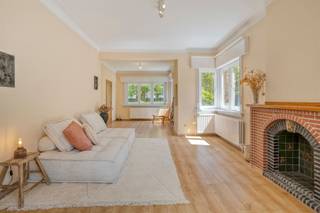 <h1><span>Charmante gezinswoning op toplocatie in Mariaburg ! </span></h1><p><span>Welkom in deze verzorgde en instapklare gezinswoning, rustig gelegen in het gegeerde Mariaburg.<br />Doch hier en daar te moderniseren naar wens. </span></p><p><span>De woning bevindt zich op een perceel van 499m² en biedt een bewoonbare oppervlakte van ongeveer 174 m². <br />Dankzij de doordachte indeling en de aangename tuin vormt dit de ideale thuis voor wie ruimte en comfort zoekt.</span></p><p><span>Bij het betreden van de woning komt u in een authentieke inkomhal met vestiaire en toegang tot de kelder (onder de trap). <br />De lichtrijke leefruimte is afgewerkt met een warme laminaatvloer, sierhaard, en sluit naadloos aan op de geïnstalleerde keuken. <br />Achteraan geniet u van een gezellige veranda met zicht op de tuin. En een apart gastentoilet. </span></p><p><span>Verdieping </span><span><br />Op de verdieping bevinden zich twee ruime slaapkamers op laminaatvloer en een badkamer uitgerust met douche, lavabo, toilet en aansluiting wasmachine.</span></p><p><span>De zolderverdieping biedt bijkomende mogelijkheden en geniet van natuurlijke lichtinval dankzij Velux-dakramen. <br />Hier is de mogelijkheid om een master te maken, een 3de slaapkamer/badkamer en/of dressing.</span></p><p><span>Deze woning combineert een uitstekende ligging in hartje Mariaburg met een comfortabele woonbeleving, nabij winkels, scholen, openbaar vervoer </span></p><p><span>Een warme thuis met tal van mogelijkheden, klaar om nieuwe herinneringen te creëren.</span></p><p><span> </span></p><p><span>Bijzonderheden</span></p><ul><li><span>Topligging </span></li><li><span>Mogelijkheden tot 3e slaapkamer</span></li><li><span>Ruime oprit </span></li><li><span>Garage en Tuinberging/Vroeger duivenkot </span></li><li><span>Elektriciteit conform</span></li><li><span>PVC-ramen met rolluiken</span></li><li><span>Vernieuwd plat dak met isolatie</span></li><li><span>Praktische kelder </span></li></ul><p><span> </span></p><p><span>Informatieplicht: Vergunning uitgereikt – woongebied – geen rechtelijke herstelmaatregel of bestuurlijke maatregel opgelegd – geen voorkooprecht – geen verkavelingsvergunning – geen klim aanwezig – niet overstromingsgevoelig P-score A & G-score A – EPC 380 kWh/m² - EK conform - asbest 8 asbestmaterialen - 3 beperkingen - 0 uitsluitingen</span></p><p><span> </span></p>