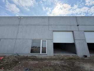 <p>Nieuwbouw KMO-unit te koop in Kampenhout, met een gelijkvloerse oppervlakte van 216 m² en een verdieping van 71 m². Oplevering voorzien in augustus 2026.</p>
<p>Strategisch gelegen langs de Mechelsesteenweg (N26), met een vlotte verbinding naar de E19 en E40 richting Brussel, Antwerpen en Gent — wat zorgt voor uitstekende bereikbaarheid én zichtbaarheid.</p>
<p>De unit biedt een kwalitatieve opslagruimte met een vrije hoogte van ca. 6 m, toegankelijk via een automatische sectionaalpoort (4 x 4,2 m) en een aparte inkomdeur. Voorzien van een gepolierde en gewapende betonvloer (2.500 kg/m²), lichtstraten met rookluik, een geïsoleerd dak en een regenwaterput (5.000 L).</p>
<p>Gelegen in Business Park Overdevaert te Kampenhout, met camerabewaking, LED-verlichting en branddetectie. Inclusief 2 privatieve parkeerplaatsen en de mogelijkheid tot laadpalen.</p>
<p>Contacteer Structura.biz voor bijkomende informatie en/of een bezoek — 02/462.32.00!</p>