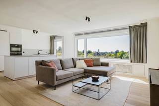 LOCATIE:<br />Dit volledig instapklaar appartement is gelegen op de 5e verdieping vlakbij het St Pieters Station.<br />Op wandelafstand geniet u het openbaar vervoer, Citadelpark en het centrum van Gent.<br />Vlakbij zijn er universiteiten, (hoge)scholen, diverse winkels, supermarkten.<br /><br />APPARTEMENT:<br />Dit 3 slpk appartement werd enkele jaren geleden volledig gerenoveerd, er werden kwalitatieve en tijdloze materialen gebruikt. De smaakvol ingerichte keuken, houten vloeren, stalen binnendeuren, grote raampartijen die zorgen voor een zalige lichtinval springen onmiddellijk in het oog.<br /><br />U komt het appartement binnen via de inkomhal, daarna gaat u verder daar de leefruimte. De leefruimte geniet een open keuken met royaal keukeneiland, zithoek en eetplaats.<br /><br />Via de hal komt u aan de achterzijde van het appartement waar er zich 3 slaapkamers bevinden. Er is een afzonderlijk toilet en een badkamer die zeer smaakvol is ingericht.<br />Via één van de slaapkamer heeft men ook toegang tot het terras over de volledige breedte van het appartement . Het appartement beschikt ook over een privatieve kelderberging en er is een mogelijkheid tot het bijkopen van een buitenstaanplaats.<br /><br />De meubels, op maat gemaakte gordijnen en verlichting zijn inbegrepen in deze verkoopprijs.<br /><br />TROEVEN:<br />- CENTRALE LOCATIE<br />- INSTAPKLAAR<br />- LICHTRIJK<br /><br />Dit appartement kan zowel als investering alsook voor studerende kinderen of eigen bewoning dienen.<br />Een buitenstaanplaats is beschikbaar aan 25 000 euro. <br /><br />Contacteer Fanny voor meer informatie 0472 01 51 51