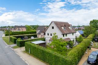 Deze uiterst charmante woning biedt tal van mogelijkheden, is energiezuinig gebouwd en is omringd door een prachtige tuin.<br />De woning is tevens fantastisch gelegen nabij het centrum van Merelbeke, scholen, winkels, openbaar vervoer en de aansluiting met de verbindingswegen (R4, E40,E17,...) doch in een hele rustige en groene omgeving (Gentbos, Scheldevallei, ...).<br />De woning is uiterst energiezuinig gebouwd (houtskeletbouw): goed geïsoleerd, 18 zonnepanelen, hoogrendementsketel, enz.<br /><br />Indeling:<br />GV: inkomhal met apart gastentoilet, 1e zithoek rechts met aansluitend een bureau, eetplaats met open keuken, ruime berging/ washok/technische ruimte, 2e zithoek/tv hoek.<br />1eV: 2 slaapkamers, 2 badkamers met wastafel en douche, 3e kamer/master bedroom met ensuite dressing, apart toilet op de gang.<br />2eV: 2 ruime slaapkamers.<br />Verder is er nog een hele grote schuur/atelier, een tuinhuis, een ruime carport, verschillende terrassen, parkeerplaatsen en een prachtige, volwassen tuin.<br /><br />Voor meer info of bezoek: contacteer SARA - CENTER OFFICE: 0478 90 27 09.<br /><br />EPC: 130 kWh/m²/jaar - Label B (geen renovatieverplichting).<br />Asbestveilig.<br />Bruikbare vloeroppervlakte (opgemeten volgens EPC) : 279 m2<br />Stedenbouwkundige info: woongebied, vergunning uitgereikt, geen rechterlijke herstelmaatregel of bestuurlijke maatregel opgelegd, verkavelingsvergunning uitgereikt, geen voorkooprecht.<br />