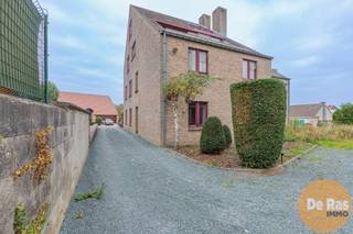 AFFLIGEM – Ruim gelijkvloersappartement met twee slaapkamers in rustige buurt.Dit goed onderhouden appartement treft u in een rustige woonwijk, doch...