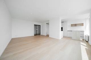 Zevende verdieping, vrij uitzicht, volledig gerenoveerd: dit appartement spreekt voor zich. Boven de daken van Oudergem uittorenend, met een balkon toegankelijk vanuit elke slaapkamer en een lift, bevindt het zich op de grens van de wijken Petillon, Vogelzang en Sint-Julianus, tot de meest gegeerde van Oudergem.<br /><br />Het appartement van 86 m² (volgens het EPC) opent op een ruime inkomhal die de woning natuurlijk structureert. De living met open keuken vangt het licht en geniet van mooi zicht op de stad — op deze hoogte is de horizon vrij en is het ruimtegevoel reëel. Aan de andere kant twee goed proportionele slaapkamers van 13 en 9 m², elk met directe toegang tot het achterbalkon van 8 m² op Noord-West, ideaal voor late namiddagen buiten het zicht van anderen. De doucheruimte integreert een kleine wasruimte, het toilet is apart, en een private kelder vervolledigt het geheel.<br /><br />Keuken, doucheruimte, vloeren, schilderwerk: alles is vernieuwd. U betreedt een instapklare woning, zonder renovatiebudget te voorzien.<br /><br />Handelszaken, scholen (Sint-Julianus, Japanse School) en openbaar vervoer (metro Petillon, bus 34) liggen om de hoek. Een woning even aantrekkelijk als gezinswoning als voor een huurinvestering in een sector met grote vraag.<br /><br />EPC E- · 269 kWh/(m².an) · 52 kg CO₂/(m².an)<br /><br /><strong>Er wordt geen bezoek ingepland zonder voorafgaand telefonisch contact met de agent: +32 471 35 32 42.</strong>