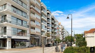 Ontdek dit instapklare en zuidgerichte appartement op een toplocatie aan de Kustlaan, op wandelafstand van Place m'a tu vu. Dankzij de zonnige oriëntatie en het open uitzicht over de charmante villa's van Het Zoute geniet u hier van een unieke woonbeleving.
De indeling omvat een inkomhal met gastentoilet, gevolgd door een ruime en lichtrijke woon- en eetkamer met een mooie gevelbreedte. Deze leefruimte sluit naadloos aan op het zonnige terras, waar u in alle rust geniet van een uitzonderlijk open uitzicht. De open, volledig uitgeruste keuken is voorzien van alle hedendaags comfort. Het appartement beschikt over twee volwaardige slaapkamers, beide uitgerust met ingemaakte kasten. De master bedroom heeft een ensuite badkamer met ligbad, dubbele lavabo en toilet. De tweede slaapkamer beschikt over een eigen douchekamer met douche, lavabo en toilet. Verder is er een ruime privatieve kelder op niveau -1 met aansluiting voor een wasmachine. Een gesloten garagebox in de onmiddellijke omgeving kan afzonderlijk worden aangekocht.
Contacteer Alex Dewulf voor meer informatie of om een bezoek in te plannen.