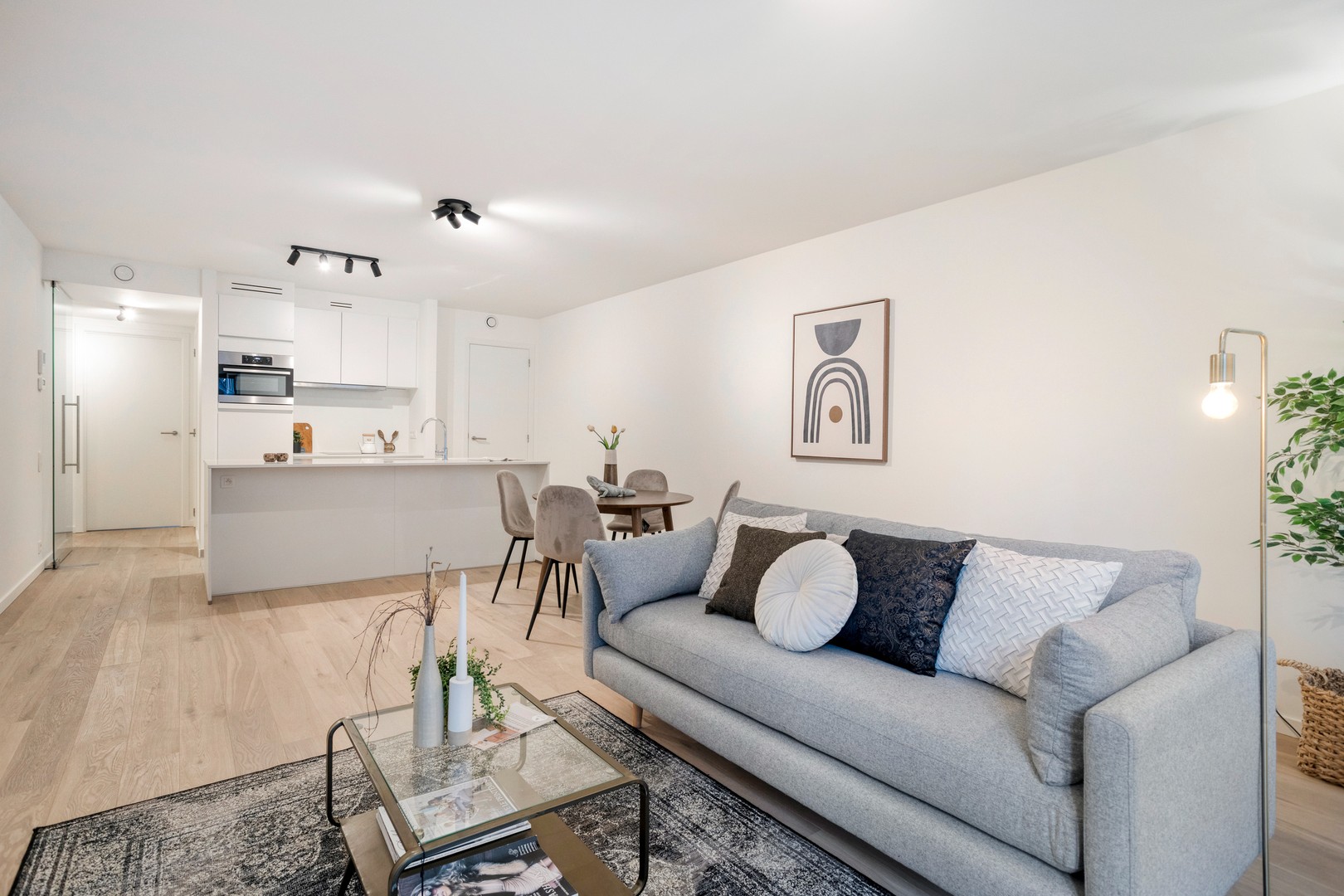 Geschilderd 2-slaapkamerappartement met ruim terras in hart Roeselare - 6% BTW mogelijk - foto 4