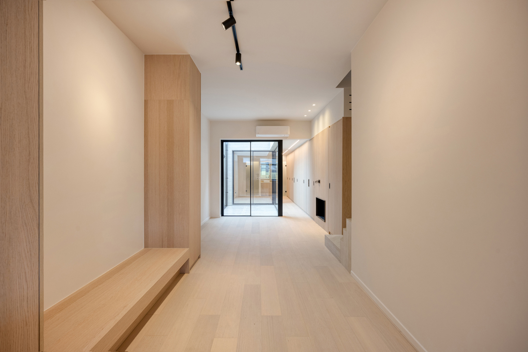 Stijlvol gerenoveerde woning met 3 slaapkamers  - foto 2