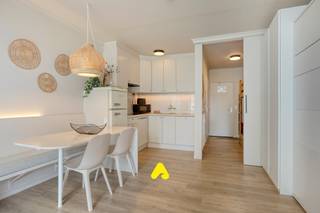 Vous recherchez un investissement sans souci ou votre propre pied-à-terre à la côte ? Ce charmant studio entièrement meublé et prêt à emménager est situé au rez-de-chaussée de la Résidence KLIF, à seulement 75 mètres de la plage.<br /><br />Dès l’entrée, vous découvrez un hall pratique avec lit superposé. Le séjour lumineux, équipé d’un lit escamotable mural (160 x 200 cm), s’ouvre harmonieusement sur une cuisine entièrement équipée, idéale pour profiter de moments de détente. La salle de bains comprend une baignoire avec douche, un lavabo et des toilettes. L’ensemble du studio bénéficie d’un éclairage LED intelligent et de qualité.<br /><br />Son atout majeur ? Une exceptionnelle terrasse de 28 m² offrant une magnifique vue sur les dunes, un privilège rare à une telle proximité de la mer.<br /><br /><em>Possibilité d’acquérir un emplacement de parking souterrain.</em><br /><br />La résidence propose également de nombreux équipements : une piscine chauffée récemment rénovée, un terrain de pétanque ainsi qu’un local à vélos commun. Le centre de char à voile se trouve juste à côté de l’immeuble, tandis que la réserve naturelle, les transports en commun et la digue sont accessibles à pied.<br /><br /><strong>Un investissement attractif avec un rendement démontré</strong><br />Ce studio est exploité avec succès en location de vacances et affiche d’excellents résultats :<br />• 2023 : 196 nuitées louées<br />• 2024 : 194 nuitées louées<br />• 2025 : 207 nuitées louées<br /><br /><strong>Les atouts en un coup d’œil :</strong><br />✔ Situation exceptionnelle à proximité immédiate de la plage et des dunes<br />✔ Entièrement meublé et prêt à emménager<br />✔ Grande terrasse ensoleillée avec vue unique<br />✔ Rendement locatif attractif et stable