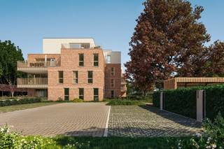 <strong>INDELING<br /></strong>Dit appartement beschikt over een lichtrijke leefruimte met open keuken en toegang tot het ruime terras. Verder telt dit appartement 2 slaapkamers, een badkamer, apart toilet en berging.<br /><br /><strong>BIJZONDERHEDEN</strong><br />Ondergrondse parking en berging zijn niet inbegrepen in de verkoopprijs.<br />Dankzij de moderne en hedendaagse technieken wordt het zeer energiezuinig en duurzaam wonen.<br /><br /><strong>POSITIEVE ASPECTEN<br /></strong>Nieuwbouw<br />Energiezuinig<br />Kwalitatieve materialen<br />Groene ligging met eigen parktuin<br />Vlakbij "Domein de Renesse"