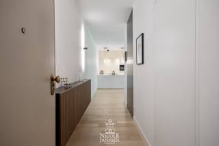 Dit verzorgd gelijkvloers appartement combineert een praktische indeling met een lichtrijke leefruimte en open keuken.Extra troeven zijn het zonnige...