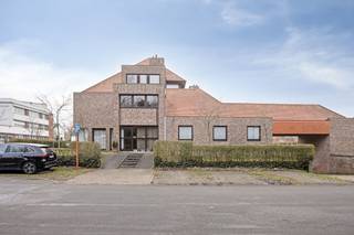 In de Zeelaan te Koksijde vinden we ruim appartement (164 m²) met zongericht terras (15 m²) en grote tuin (170 m²) te koop. Het appartement is zeer rustig gelegen doch op wandelafstand van het centrum. Het appartement bevat maar liefst 5 slaapkamers en een inbegrepen kelder van 23 m². Mogelijkheid tot het aankopen van een garagebox in hetzelfde gebouw. Het appartement is mits bestemmingswijziging ook ideaal om een kantoor of praktijk in op te richten. Zoek je immo in Koksijde? Lees dan zeker verder.INDELING:> Gelijkvloerse verdieping:- inkomhal met vestiaireruimte;- ruime living (45 m²) met aanpalend zuid-west gerichte terras van 15 m²; - keuken voorzien van dubbele spoelbak, keramische kookplaat, dampkap, oven, koelkast en vaatwasmachine;- berging met aansluiting voor wasmachine;- 5 slaapkamers met diverse groottes;- badkamer met douche-bad en dubbele lavabo met wasmeubel;- apart toilet.Bij het appartement is tevens een ruime tuin van 170 m² aanwezig.Langs de Middenlaan heeft het appartement een praktische privé-ingang.Het appartement is mits bestemmingswijziging ook ideaal om een kantoor of praktijk in op te richten.> Kelderverdieping:- kelder van 23 m² inbegrepen;- mogelijkheid tot het aankopen van een garagebox;- gemeenschappelijke fietsenberging.ALGEMEEN:- gunstig EPC C (292 kWh/(m² jaar))- conforme elektrische keuring- centrale verwarming op gas, condenserende ketelAarzel zeker niet contact op te nemen met ons kantoor Dewaele Koksijde: 058 330 600.