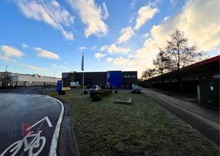Dit veelzijdige kantoorgebouw van 505 m² biedt een ideale werkomgeving dankzij een combinatie van functionaliteit en bereikbaarheid. De...