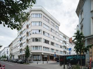 Op zoek naar een comfortabel appartement op een toplocatie in Gent? Dit instapklare appartement op de eerste verdieping van residentie Willem Tell, op de hoek van de Bagattenstraat en de Willem Tellstraat, combineert hedendaags wooncomfort met een centrale ligging. Het Zuid, winkels, restaurants, openbaar vervoer en verschillende campussen van UGent bevinden zich op wandel- of fietsafstand. De vernieuwde, groene fietsstraat met bomen zorgt bovendien voor een aangename woonomgeving<br /><br />📍 <strong>Bagattenstraat 76 – Gent</strong><br />📅 Beschikbaar vanaf:<strong> 1 december 2026</strong><br />💶 <strong>Huurprijs:</strong> € 1.195/maand<br />💶 <strong>Provisie algemene kosten, water en verwarming</strong>: € 145/maand<br />🚗 <strong>Gesloten garagebox</strong>: € 150/maand (optioneel)<br />🏠 Contract: 3 jaar, verlengbaar<br />🚫 <strong>Geen huisdieren – geen studenten – domicilie verplicht</strong><br />👥 Ideaal voor een alleenstaande of koppel; co-housing door 2 personen is eveneens mogelijk. PhD-studenten met domicilie zijn welkom.<br /><br />Het appartement beschikt over een inkomhal met apart toilet, een lichtrijke leefruimte met parketvloer en toegang tot een gezellig balkon/terrasje. De nieuwe, volledig uitgeruste keuken met alle toestellen en de vernieuwde badkamer met ligbad, douchescherm en lavabomeubel zorgen voor extra wooncomfort. Daarnaast zijn er 2 slaapkamers.<br /><br />Extra troef: het gebouw schakelde deze zomer over op verwarming via een warmtepomp, wat naar verwachting zal leiden tot een aanzienlijk lager energieverbruik. Het huidige EPC-label C zal hierdoor vermoedelijk verbeteren naar label B.<br /><br />📧 Interesse? Bezoeken, enkel op afspraak, kunnen aangevraagd worden via het pand op onze website: <strong>www.tvevastgoed.be</strong> - alle andere info: via tine@tvevastgoed.be of 0474 97 00 22.
