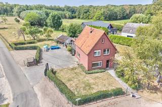 Bent u op zoek naar een woning waar rust, ruimte en natuur centraal staan? Dan is deze woning, gelegen aan de Achelse Dijk 17 in Bocholt, absoluut het ontdekken waard.<br /><br />Deze woning bevindt zich op een uitzonderlijk ruim perceel van maar liefst 3.100 m², op een zeer rustige en landelijke locatie tussen de weilanden. De groene omgeving zorgt voor een gevoel van vrijheid en privacy, terwijl u bovendien dicht bij het kanaal woont. Een ideale omgeving voor liefhebbers van wandelen, fietsen en het buitenleven.<br /><br />De woning beschikt over 3 slaapkamers en vormt een uitstekende basis voor wie op zoek is naar een woning die nog volledig naar eigen smaak kan worden opgefrist en gemoderniseerd. Mits de nodige renovatie- en opfrissingswerken kan hier een bijzonder aangename gezinswoning worden gecreëerd.<br /><br />Een droom voor liefhebbers van ruimte en dieren<br />Het ruime perceel van 3.100 m² is één van de grootste troeven van deze eigendom. De omvang en landelijke ligging maken het perceel bijzonder geschikt voor dierenliefhebbers, tuinliefhebbers of iedereen die graag over veel buitenruimte beschikt.<br /><br />De woning ligt letterlijk tussen de weilanden, waardoor u dagelijks kunt genieten van een open en groene omgeving. De nabijheid van het kanaal zorgt bovendien voor extra recreatiemogelijkheden en maakt de locatie aantrekkelijk voor wie graag te voet of met de fiets de omgeving verkent.<br /><br />Een eigendom met potentieel<br /><br />Deze woning is ideaal voor kopers die niet op zoek zijn naar een volledig afgewerkte woning, maar net de mogelijkheid willen om zelf te renoveren, te moderniseren en een eigen karakter te creëren.<br /><br />Belangrijkste troeven:<br /><br />Zeer rustige en landelijke ligging<br />Perceel van maar liefst 3.100 m²<br />Gelegen tussen de weilanden<br />3 slaapkamers<br />Dicht bij het kanaal<br />Ideaal voor wandelaars en fietsers<br />Bijzonder geschikt voor dierenliefhebbers<br />Veel privacy en buitenruimte<br />Interessant opfrissings- en renovatiepotentieel<br /><br />Een woning met ruimte, rust en karakter, gelegen op een unieke landelijke locatie in Bocholt.