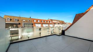 Op wandelafstand van de zee en het strand bevindt zich deze lichtrijke penthouse op de vijfde verdieping van een verzorgde residentie aan de zonnekant van de Paul Parmentierlaan te Knokke. Het ruime, zongerichte terras vormt de ideale plek om in alle rust van de buitenlucht en de zon te genieten. De penthouse is gelegen in een aangename en rustige omgeving, maar bevindt zich tegelijk vlakbij talrijke winkels, gezellige restaurants en diverse andere voorzieningen. <br />De residentie onderging de voorbije jaren belangrijke vernieuwingen. Zo werd de gevel volledig vernieuwd en geïsoleerd, werd een nieuwe lift geplaatst en werd de inkomhal stijlvol vernieuwd.<br /><br />Indeling:<br />lichtrijke leefruimte met toegang tot ruim, zongericht terras vooraan, uitgeruste keuken, berging, toilet, slaapkamer met ingemaakte kasten, badkamer, tweede terras achteraan. <br /><br />Kelderberging en fietsenstalling.<br /><br />Mogelijkheid tot aankopen van een goed toegankelijke parkeerplaats achteraan het gebouw.<br /><br />Bezoeken? Graag na afspraak met Avantimmo op het nummer 050 62 50 55