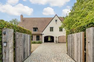 <p><span><strong><u>VILLA</u></strong></span></p>
<p><span><strong>NIVEAU -1<br /></strong>Kelder.</span><br /><span>Kruipkelder.</span></p>
<p><span><strong>NIVEAU 0<br /></strong>Inkomhal, voorzien van garderobe en afzonderlijk gastentoilet.</span><br /><span>Bureel.</span><br /><span>Leefruimte 80m², voorzien van gashaard.</span><br /><span>Keuken 25m², met toegang tot overdekt terras.</span><br /><span>Bijkeuken.</span><br /><span>Technische ruimte.</span><br /><span>Inpandige garage 45m².</span><br /><span>Naastliggende inpandige carport.</span><br /><span>Inpandige tuinberging.</span></p>
<p><span><strong>NIVEAU +1<br /></strong>Mezzanine.</span><br /><span>Nachthal.</span><br /><span>Hoofdslaapkamer 18m², met ensuite dressing en badkamer.</span><br /><span>2<sup>de</sup> slaapkamer 20m², met ensuite dressing en badkamer.</span><br /><span>3<sup>de</sup> slaapkamer 45m² (eenvoudig opsplitsbaar in 2 slaapkamers).</span><br /><span>Badkamer.</span></p>
<p><span><strong>NIVEAU +2<br /></strong>Polyvalente ruimte 55m². </span><br /><span>Zolder.</span></p>
<p><span><strong>BIJZONDERHEDEN<br /></strong>CV op gas, condensatieketel “Vaillant” + (nieuwe) vloerwarming in inkomhal, bureel en leefruimte. Lucht / lucht warmtepomp (warmen / koelen) in leefruimte en hoofdslaapkamer. 50 zonnepanelen (gemiddelde opbrengst van 12 MWh / jaar). Niko Home Control.</span></p>
<p><span><strong>BEWOONBARE OPPERVLAKTE<br /></strong><span>De vermelde "bewoonbare oppervlakte" is gebaseerd op de "bruikbare vloeroppervlakte" zoals vermeld in het EPC.</span><br /></span></p>
<p><span><strong><u>PERCEEL<br /></u></strong></span><span>Gelegen op een volledig omheind en prachtig aangelegd perceel.</span><br /><span>Voorzien van (middels warmtepomp verwarmd) zwembad (voorzien van lammelenafdekking).<br /><br /></span><span><span><strong>POSITIEVE PUNTEN<br /></strong></span>* Gelegen op een <strong>toplocatie </strong>(aanpalend het kasteel van Axel Vervoordt, in een doodlopende straat, in een groene en residentiële setting, nabij het centrum van 's-Gravenwezel,...).</span><br /><span>* In 2024 aan een update onderworpen en bijgevolg <strong>instapklare villa</strong> met <strong>EPC "A"-score.</strong> </span><br /><span>* Gelegen op een prachtig aangelegd en <strong>zuidwest </strong>georiënteerd <strong>perceel</strong>.</span></p>