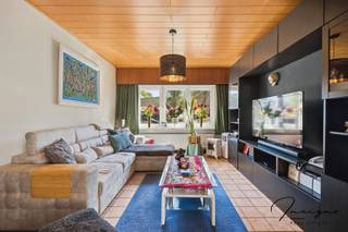 <br />Op zoek naar een <strong>gezellige woning met potentieel</strong>, gelegen op een <strong>ruim perceel</strong>?<br />Deze charmante woning met uitbreidingsopties biedt tal van mogelijkheden voor wie comfortabel wil wonen.<br /><br /><strong>Indeling:</strong><br /><u>Gelijkvloers:</u>
<ul>
	<li>Inkomhal</li>
	<li>Lichtrijke woonkamer en eetkamer</li>
	<li>Keuken</li>
	<li>Bijkeuken</li>
	<li>Wasplaats</li>
	<li>Badkamer met inloopdouche</li>
</ul>
<u>Verdieping:</u>

<ul>
	<li>2 ruime slaapkamers</li>
</ul>
<u>Kelder:</u>

<ul>
	<li>Kelderberging</li>
</ul>
<u>Buiten:</u>

<ul>
	<li>2 garages met automatische poorten</li>
	<li>4 parkeerplaatsen</li>
	<li>Ruime tuin met mooi uitzicht en voldoende privacy</li>
</ul>
<strong>Troeven</strong>:

<ul>
	<li>Ruim perceel van 12a 28ca</li>
	<li>Mooi uitzicht met voldoende privacy</li>
	<li>Lichtrijke woonkamer en eetkamer</li>
	<li>Functionele keuken met bijkeuken</li>
	<li>Aparte wasplaats</li>
	<li>Badkamer met inloopdouche</li>
	<li>2 ruime slaapkamers</li>
	<li>Kelderberging</li>
	<li>2 garages met automatische poorten</li>
	<li>4 extra parkeerplaatsen</li>
	<li>Uitbreidingsmogelijkheden</li>
</ul>
<br />Interesse? Contacteer Anne voor een bezoek op het nummer 0472/78.40.49 en ontdek zelf het potentieel van deze eigendom!