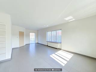 Rustig gelegen koppelwoning met ruime garage en tuin. In de nabije omgeving vindt u bakkers, slagers, horecazaken, openbaar vervoer en de Lembeekse bossen.<br /><br />Indeling :<br />inkom, woonkamer, ruime ingerichte keuken, apart toilet, garage, nachthal, 3 ruime slaapkamers, badkamer met toilet, lavabomeubel en ligbad, terras met tuin en tuinhuis<br /><br />Vrij 1/01/2027