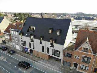 Op een vlot bereikbare locatie in Kuurne bevindt zich dit prachtig afgewerkte dakappartement met drie slaapkamers in Residentie César. Vrij op 1 augustus 26.<br />Via de lift bereik je rechtstreeks de inkomdeur van het appartement. De ruime inkomhal met ingemaakte kasten verwelkomt je en biedt meteen voldoende bergruimte.<br />Aan de rechterzijde bevindt zich het lichtrijke woongedeelte met een ruime living en een open, volledig ingerichte keuken. Aansluitend aan de keuken is er een praktische berging. Het appartement beschikt over twee mooie terrassen: één aan de voorzijde en één aan de achterzijde, ideaal om op elk moment van de dag van de zon te genieten.<br />Aan de linkerzijde van het appartement bevinden zich drie volwaardige slaapkamers, waarvan één met aansluitende badkamer. Daarnaast is er een gastentoilet en een tweede badkamer. Eén van de slaapkamers is voorzien van ingemaakte kasten.<br />Achter het appartementsgebouw bevindt zich een privatieve autostaanplaats.<br />Syndicvoorschot: €100/maand<br />Troeven<br />✔ Hoogwaardige afwerking<br />✔ Laag EPC (energiezuinig)<br />✔ Vlotte bereikbaarheid<br />Interesse in dit instapklare dakappartement? Contacteer ons voor een bezoek!