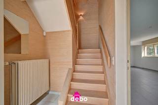 <strong>Wow-effect verzekerd: ruime woning met 212 m² en tuin in Kortrijk</strong><br />Vanaf het eerste moment voelt het goed. De indeling klopt en alles voelt meteen aangenaam aan. Dit is zo’n woning waar je binnenkomt en denkt: hier wil ik wonen.<br />Deze verzorgde halfopen bel-etage verrast met haar praktische opbouw en mooie volumes. Met een bewoonbare oppervlakte van maar liefst 212 m² op een perceel van 285 m² geniet je hier van een open leefruimte die naadloos aansluit op de keuken en het terras. Een plek waar je tot rust komt na een drukke dag of gezellig samen bent met familie en vrienden.<br />De woning beschikt over meerdere volwaardige slaapkamers en een grote afgewerkte zolderkamer die perfect kan dienen als extra slaapkamer, bureau of hobbyruimte. Ideaal voor gezinnen of wie graag wat extra plaats heeft om te wonen en te werken.<br />Op het gelijkvloers vind je naast de inkom een polyvalente ruimte die vandaag ingericht is als extra speelruimte voor de kinderen, maar eenvoudig opnieuw kan dienen als garage. Deze ruimte biedt bovendien tal van mogelijkheden zoals een praktijk aan huis, bureau of kangoeroewoning. Aansluitend is er een praktische wasplaats met directe toegang tot de tuin. Buiten geniet je van een aangename buitenruimte en parkeermogelijkheid bij de woning.<br />Gebouwd in 2003 en voorzien van een gunstig EPC-label B, woon je hier comfortabel zonder grote zorgen.<br />De ligging maakt het geheel compleet. Rustig wonen met het centrum van Kortrijk, winkels, scholen en belangrijke invalswegen vlakbij.<br />Woningen zoals deze vinden snel hun nieuwe eigenaar.<br />Kom het zelf ontdekken, bel <strong>0495 53 48 65</strong>.<br />
