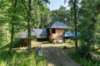 Bent u op zoek naar een ruime woning die u nog volledig naar eigen smaak en hand kunt inrichten? Dit bouwproject bevindt zich momenteel in de ruwbouwfase, wat u de unieke kans biedt om de binnenafwerking, materiaalkeuzes en technieken volledig zelf te bepalen.<br />De woning is ingeplant op een prachtig perceel van maar liefst 3.262 m², waarbij u geniet van optimale privacy in een rustige, bosrijke omgeving. Met een bewoonbare oppervlakte van 440 m² en ruimte voor maar liefst vijf tot zes volwaardige slaapkamers, is het pand perfect geschikt voor grote gezinnen.<br />Daarnaast beschikt het eigendom over een geïntegreerde werkruimte die ideaal is voor zelfstandigen, vrije beroepen of comfortabel thuiswerk. Uw wagens parkeert u vlot onder de ruime carport die plaats biedt aan twee voertuigen. Aangezien de woning nog verder afgewerkt dient te worden, behoudt u de volledige architecturale vrijheid over de finale look-and-feel.<br />Mis deze zeldzame kans niet om uw droomvilla te realiseren op een van de meest gezochte locaties in Aalter.<br />Plannen, lastenboeken en verdere details van dit project zijn te verkrijgen op kantoor.