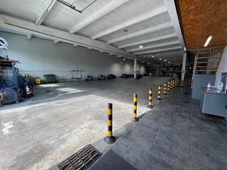 Warehouse/Storage Room (1,350 m²):<br /><br />*Clear height: 4.90 metres below the beams, ideal for tall racks or large machines.<br />*Equipped with 1 large automatic sectional door.<br />*Utilities: Power, water and gas connections available.<br />*Equipped with a fire station and camera surveillance.<br /><br />Office and social areas (245 m²):<br /><br />* 6 separate office spaces and 1 spacious meeting room.<br />* Kitchenette, separate sanitary facilities (toilets) and a shower room.<br />* Gas heating in the offices, camera surveillance and shutters on the sunny side for a pleasant working climate.<br /><br />Outdoor Space & Parking:<br /><br />*Parking:Spacious paved outdoor area with 20 reserved parking spaces.<br />*EV supply: Includes 2 charging stations for electric vehicles.<br /><br />Financial and practical conditions:<br /><br />*Availability: From 01/10/2026<br />*Rental price: Excluding VAT<br />*Rental deposit: 3 months rent<br />*Property tax: Calculated 1-on-1 based on the annual tax bill<br /><br />Interested in discovering the opportunities for your company on site? <br />Contact us today for more information or to schedule a site visit.