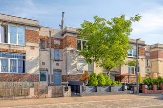 Are you looking for a ready-to-move-in home for sale in Deurne in a central location? Then you've come to the right place at De Berlaimontstraat 55 in Deurne!<br /><br />The house that we offer for sale here is located near various supermarkets, bakeries, restaurants and schools! With the tram stop “Deurne Confortalei” located barely 100 meters from the house, you are a few minutes away from the center of Antwerp and the shopping center of Wijnegem. The motorway driveway is also located near the house for sale! <br /><br />The layout of this house for sale in Deurne is as follows: <br /><br />Ground floor: <br />- Bathroom with bath, washbasin and toilet <br />- Basement storage<br /><br />First floor:<br />- Separate toilet<br />- bright living room <br />- Open kitchen<br />- Bedroom 1 <br />- Bedroom 2<br />- Terrace<br /><br />Details:<br />- Electricity is compliant<br /><br />EPC De Berlaimontstraat 69:534 kWh/(m² year)<br /><br />Are you interested in this property for sale in Deurne? Don't hesitate to contact us. We are happy to be at your service.<br />Would you like a free property estimate? Call us for an informal conversation on 03/206.76.76 or mail to schattingen@dewaele.com<br /><br />Urban planning information: on request<br /><br />This property is subject to the renovation obligation imposed by the Flemish government for residential buildings (unless demolished within 5 years of purchase). For more information, consult the website of the Flemish Energy and Climate Agency at https://www.vlaanderen.be/een-woning-kopen/renovatieverplichting-voor-residentiele-gebouwen<br /><br />Register of measures: no