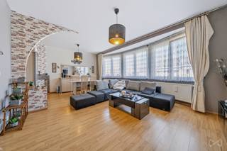 <span>Dit ruime duplexappartement van ongeveer 112 m² is gelegen op de 3e en 4e verdieping van een klein gebouw, in de onmiddellijke nabijheid van winkels, scholen en de belangrijkste invalswegen.<br /></span><span>De eerste verdieping bestaat uit een inkomhal, een aangename woon- en eetkamer, een ingerichte keuken met toegang tot een overdekt terras, een badkamer en een slaapkamer.<br /></span><span>Op de bovenverdieping beschikt het duplexappartement over drie bijkomende, kleinere slaapkamers en een bureau.<br /></span><span>Het gebouw zal binnenkort belangrijke dakwerken ondergaan. Het dak wordt volledig vernieuwd en geïsoleerd met behulp van het momenteel beschikbare reservefonds. Deze werken zullen bijdragen tot een aanzienlijke verbetering van het EPC.<br /></span><span>Het appartement beschikt bovendien over een individuele verwarmingsketel op gas. </span><span>Een bezoek meer dan waard!</span>