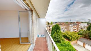 Ontdek dit prachtige lichtrijke appartement in Brussel-Laken, met een bewoonbare oppervlakte van 91m². De woning biedt twee ruime slaapkamers en...