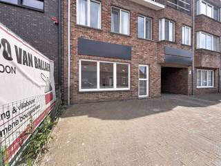 Ben je op zoek naar de ideale locatie voor jouw zaak, praktijk of kantoor? Dit compacte en instapklare handelspand van ca. 41 m² combineert een uitstekende ligging met maximaal comfort.<br /><br />Het pand is praktisch ingedeeld en heeft het nodige basiscomfort al in huis. Zo is er recent een gloednieuwe airconditioning geïnstalleerd, waardoor het binnenklimaat zowel in de zomer als in de winter optimaal blijft. Daarnaast is de ruimte voorzien van een apart toilet met handwasser. Dankzij de overzichtelijke oppervlakte laat de ruimte zich heel efficiënt en flexibel inrichten, wat het uitermate geschikt maakt voor een kantoor, praktijkruimte, boetiek of dienstverlenende zaak.<br /><br />Bestuursmaatregelen in het maatregelenregister: in aanvraag