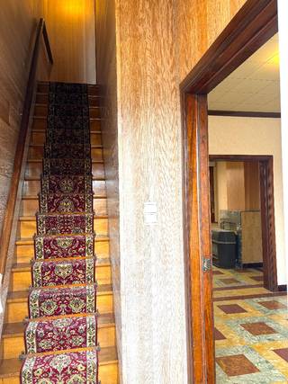 Een te renoveren woning met 2 slaapkamers en heel wat mogelijkheden....<br /><br />We komen binnen via de hal in de leefruimte die is opgedeeld in een zithoek en eetkamer. Erachter is er een klein keukentje die overgaat in een ruimte die zeer geschikt is om een nieuwe keuken te installeren. Verder hebben we nog een eenvoudige badkamer/wasruimte en apart toilet. <br />De 1e verdieping beschikt over 2 ruime slaapkamers en via een vaste trap kunnen we naar de (basis geïsoleerde) zolder. Deze ruimte kan verder afgewerkt worden als 3e slaapkamer, hobbyruimte,.... <br />Dit eigendom beschikt over een leuke tuin en een garage die uitgeeft op de Basse Censestraat. Naast de garage is er nog een doorgang. Hier kan men eventueel een 2e garage voorzien (mits aan te vragen)!<br /><br />Er zijn PVC ramen met dubbele beglazing. De elektrische installatie is reeds vernieuwd (met een conforme keuring)! <br />Verwarming op gas. <br /><br />Deze degelijke woning werd steeds goed onderhouden, maar verdient een renovatie. Hier is een zeer mooie gezinswoning van te maken! <br /><br />We vinden dit eigendom terug aan de rand van de stad met aan de overkant heel wat winkels, veel parking en er is een zeer goede verbinding naar de A19, Rekkem en Lauwe!