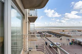 <p><strong>Blankenberge: Appartement met zeezicht en terras te koop!</strong></p>

<p>Droomt u van een eigen plek aan zee of bent u op zoek naar een interessante investering? Ontdek dit lichtrijke appartement met 1 slaapkamer en zonnig terras, gelegen op de 5e verdieping van een moderne residentie op een toplocatie in Blankenberge. Dankzij de centrale ligging op de Zeedijk geniet u dagelijks van een adembenemend zeezicht én bevindt u zich op wandelafstand van de jachthaven, winkelstraat, het bruisende centrum en het openbaar vervoer.</p>

<p><strong>Indeling:</strong> Ruime en lichtrijke woonkamer met directe toegang tot het zonnige terras, open, functionele keuken, badkamer en aparte slaapkamer.</p>

<p><strong>Troeven:</strong></p>

<ul><li>Prachtig zeezicht.</li><li>Zonnig terras.</li><li>Vlak bij winkels, jachthaven en openbaar vervoer.</li><li>Verkoop onder erfpacht, fiscaal aftrekbaar.</li></ul>

<p>Meer info? Contacteer Maarten op het nummer 050 42 58 98.</p>