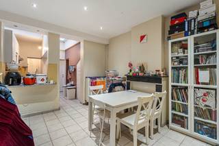 Deze goed gelegen woning bestaat uit een leefruimte, een eetplaats met een open keuken, een badkamer, een wasplaats, 2 ruime slaapkamer en een...