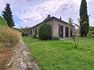 Ce bungalow bien entretenu est situé dans un endroit très calme, dans une rue verte sans issue à Gistel.Au rez-de-chaussée, vous trouverez le hall...