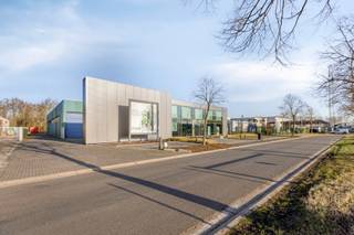 Alracon gaat verhuizen!Dit industriepand is gelegen op het bedrijventerrein “Leuerbroek” in Kinrooi en geniet van een uitstekende bereikbaarheid en...