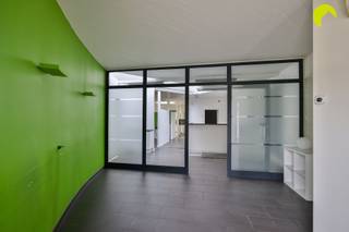 Dans le centre commercial d'Ekeren-Donk, situé sur la Kapelsesteenweg, nous vous proposons cet ancien cabinet d'orthodontie. La surface habitable...