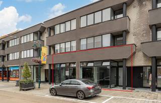 Deze handelsgelijkvloers is gelegen op een absolute A-locatie!Met een mooie oppervlakte van maar liefst +/- 475 m² en 12 privéparkings, zijn hier...